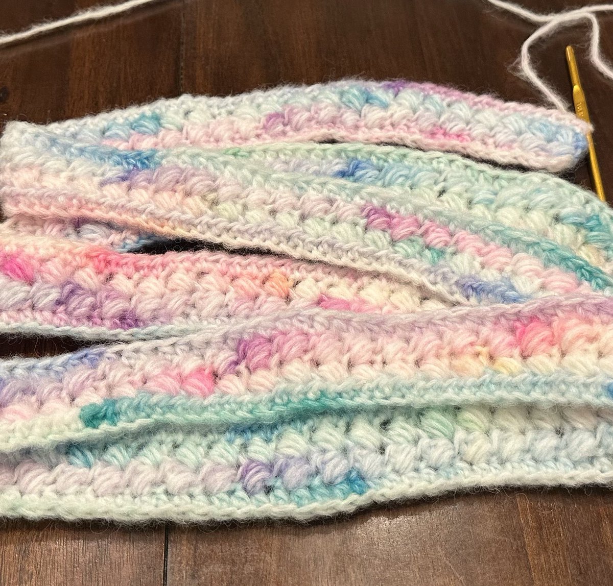 いいわよぉ、段々マフラーになってきたじゃなーい🧣 半分ぐらい編んだ