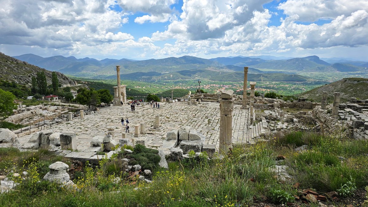 Bazen Sagalassos Antik Kenti’ni yeterince övmediğimizi düşünüyorum. Tarihi değerini falan bir kenara bıraksam, sadece estetik olarak bile öylesine etkileyici ki… Canım Sagalassos! 😍