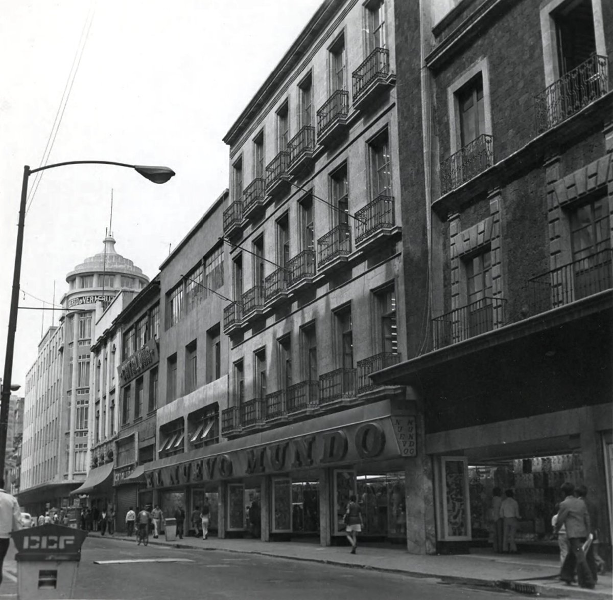 mexdeayer's tweet photo. Calle de 5 de Febrero, la foto muestra al tienda departamental el Nuevo Mundo, al fondo se observa el Edificio Puerto de Veracruz. Década de los 70.
https://t.co/0YODhxGTSZ
#CDMX #nostalgia #retro #vintage #UnDiaComoHoy #clasico #recuerdos #decada #México https://t.co/uUQ5o9BQFZ