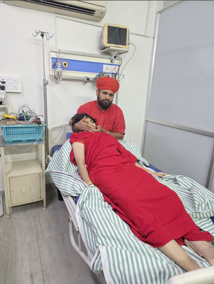 प्रसिद्ध कथा-वाचक प्रेम बाईसा का अचनाक इस तरह दुनिया से विदा हो जाना बहुत ही दुःखद एव पीड़ादायक है।🙏

प्रेम बाईसा पिछले एक-दो दिनों से अस्वस्थ थीं इंजेक्शन रिएक्शन कर गया,जिससे उनकी तबीयत अचानक गंभीर हो गई। तुरंत अस्पताल ले जाया गया, लेकिन दुर्भाग्यवश तब तक उनका निधन हो चुका था।