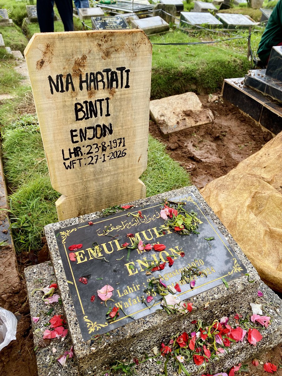 sempet khawatir krn hujan dr pagi gak berhenti-henti smp akhir cmn dikasih cerah sebentaran doang lalu hujan lg tp atas kehendak Allah SWT dr proses memandikan, sholat smp penguburan dikasih cerah. beliau org baik inshallah diberikan tempat paling indah di sisi-Nya, al-fatihah😇