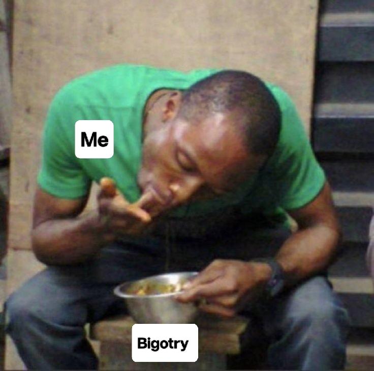 Sistaliano's tweet image. Una never see anything.