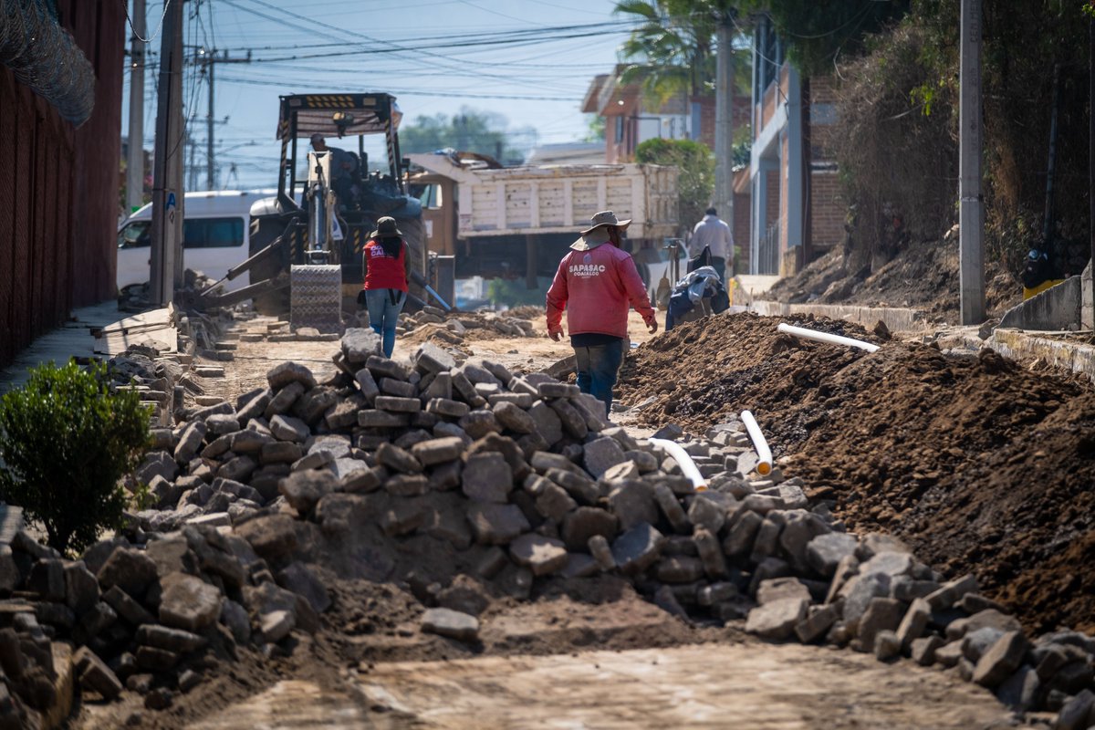 GobCoacalco2022's tweet image. ¡Continuamos con los trabajos integrales en la 𝘾𝙖𝙡𝙡𝙚 𝘾𝙤𝙧𝙧𝙚𝙜𝙞𝙙𝙤𝙧𝙖! 
Avanzamos con la repavimentación con concreto hidráulico, retirando el adoquín, mientras #SAPASAC lleva a cabo las intervenciones necesarias para instalar la nueva red de drenaje y agua.