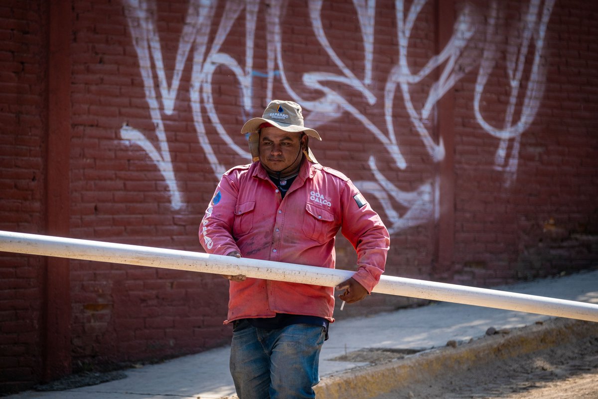 GobCoacalco2022's tweet image. ¡Continuamos con los trabajos integrales en la 𝘾𝙖𝙡𝙡𝙚 𝘾𝙤𝙧𝙧𝙚𝙜𝙞𝙙𝙤𝙧𝙖! 
Avanzamos con la repavimentación con concreto hidráulico, retirando el adoquín, mientras #SAPASAC lleva a cabo las intervenciones necesarias para instalar la nueva red de drenaje y agua.