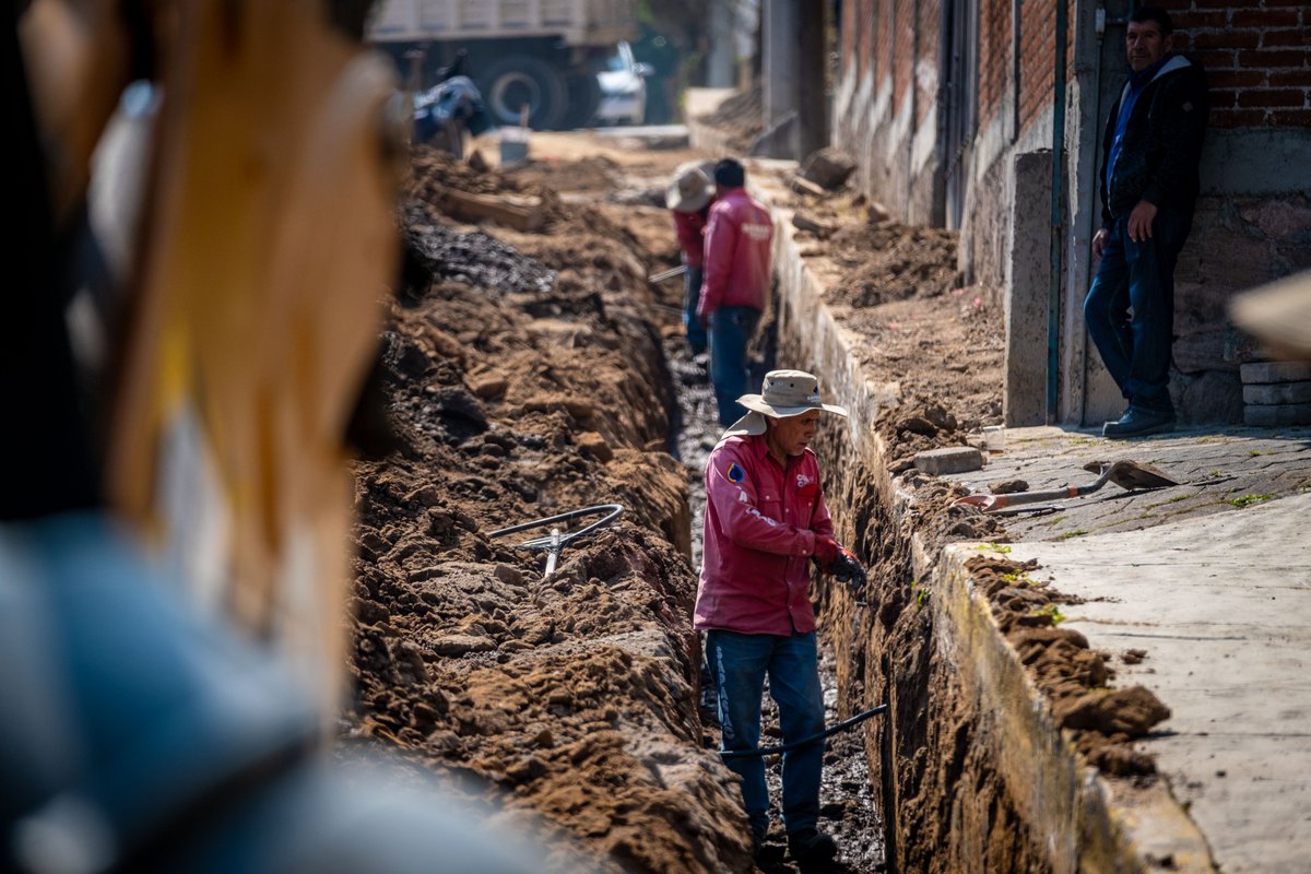 GobCoacalco2022's tweet image. ¡Continuamos con los trabajos integrales en la 𝘾𝙖𝙡𝙡𝙚 𝘾𝙤𝙧𝙧𝙚𝙜𝙞𝙙𝙤𝙧𝙖! 
Avanzamos con la repavimentación con concreto hidráulico, retirando el adoquín, mientras #SAPASAC lleva a cabo las intervenciones necesarias para instalar la nueva red de drenaje y agua.