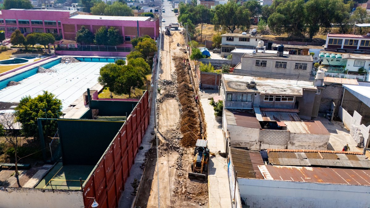 GobCoacalco2022's tweet image. ¡Continuamos con los trabajos integrales en la 𝘾𝙖𝙡𝙡𝙚 𝘾𝙤𝙧𝙧𝙚𝙜𝙞𝙙𝙤𝙧𝙖! 
Avanzamos con la repavimentación con concreto hidráulico, retirando el adoquín, mientras #SAPASAC lleva a cabo las intervenciones necesarias para instalar la nueva red de drenaje y agua.