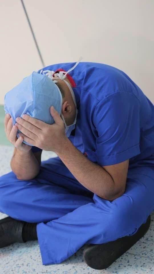 النهاردة كان عندي عمليتين ورا بعض فيهم خطورة عاليه جامد، واحدة لشاب عندة اعوجاج بالعمود الفقري نتيجة عدة تشوهات خلقية و الثانية ل فتاة عندها اعوجاج كبير مهمل حتي عمر ٣٢ عام.
خلصت العمليات والحمد لله كانت الامور بخير و دي كانت آخر حاجه في شغل الاسبوع و آخر ذرة في طاقتي.
قعدت علي