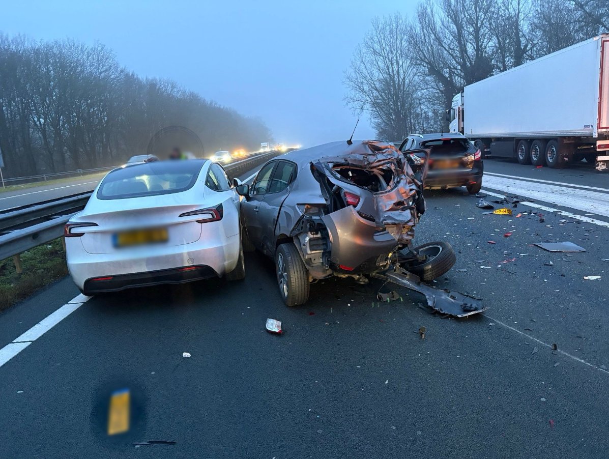 Meerdere voertuigen botsen op de A59 bij Waspik