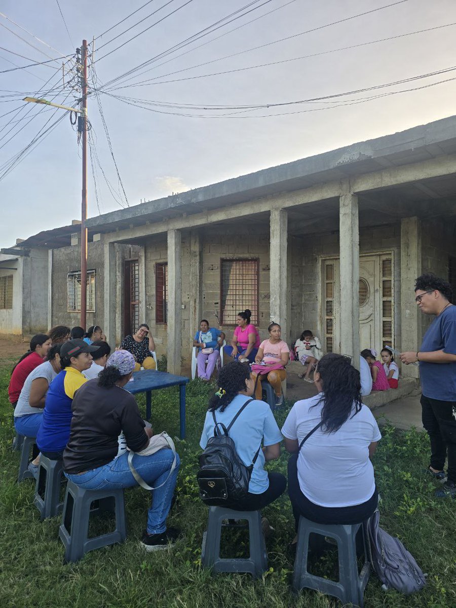 EdgarEduardoc's tweet photo. Conversatorio con nuestra gente, los venezolanos estamos claro y confiamos en nuestra Presidenta Delcy Rodriguez 

Este pueblo tiene fe que nuestro presidente estara de vuelta 

#NicolasMaduro
#FreeMaduroAndCilia
#BringThemBack 
#venezuelanoestásola 
#PuebloUnidoEnRevolución https://t.co/dtnW9vEK4F
