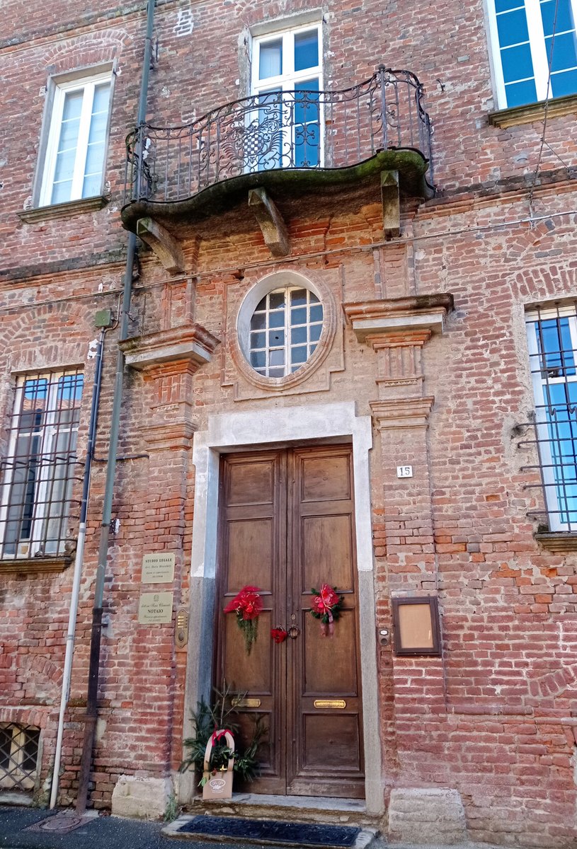 luca_bergamasco's tweet image. Windows, windows, windows - and a door. #WindowsOnWednesday #aDoorableThursday #door #NoContextDoors