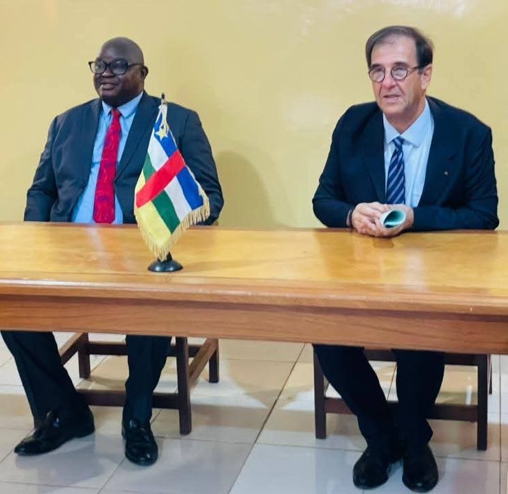 FranceBangui's tweet photo. 🇫🇷⚖️ Inauguration de la salle de conférence du Ministère de la Justice par l’Ambassadeur de France et le ministre d’État de la Justice.
Coopération axée sur le renforcement de la justice et le climat des affaires. https://t.co/qpKB5TyMDy