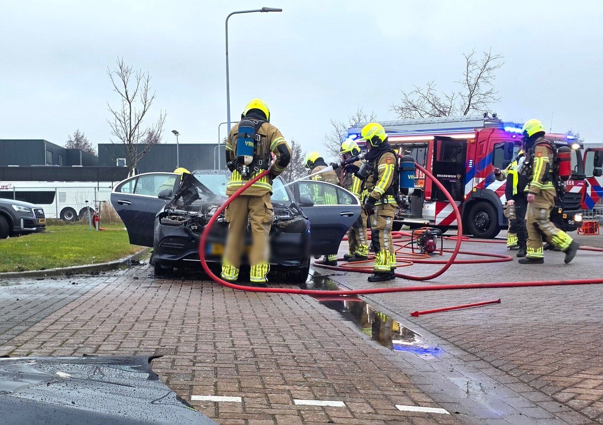 Veel schade bij autobrand op industrieterrein in De Goorn