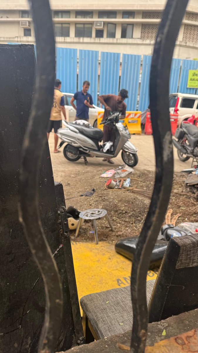 Better4Gamdevi's tweet photo. Bhushan Gagnani ji &amp; Assistant Commissioner D ward  after so many twitch no action is taken by your people why I think you should look into this matter personally @mybmc @mybmcWardD https://t.co/ps0DIPAUKX