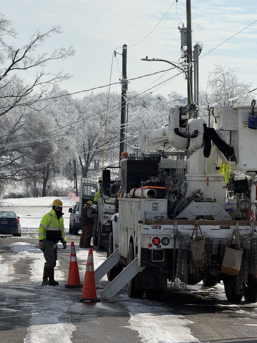 Man1Chan's tweet photo. Not even @NESpower but @MidTnElectric on our street… thanks @MidTnElectric for doing better than our own city efforts https://t.co/27nlxnXF9g