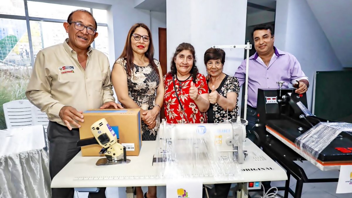 MidisFoncodes's tweet photo. 📸 #Lima | Como parte de una agenda orientada al fortalecimiento de capacidades productivas de socias de ollas comunes y comedores populares, #Foncodes entregó modernos equipos de confección textil y tejido a 30 usuarias del NE San Juan de Miraflores.
👉 https://t.co/YnoTmXqcpa https://t.co/pT1sfDUjt6