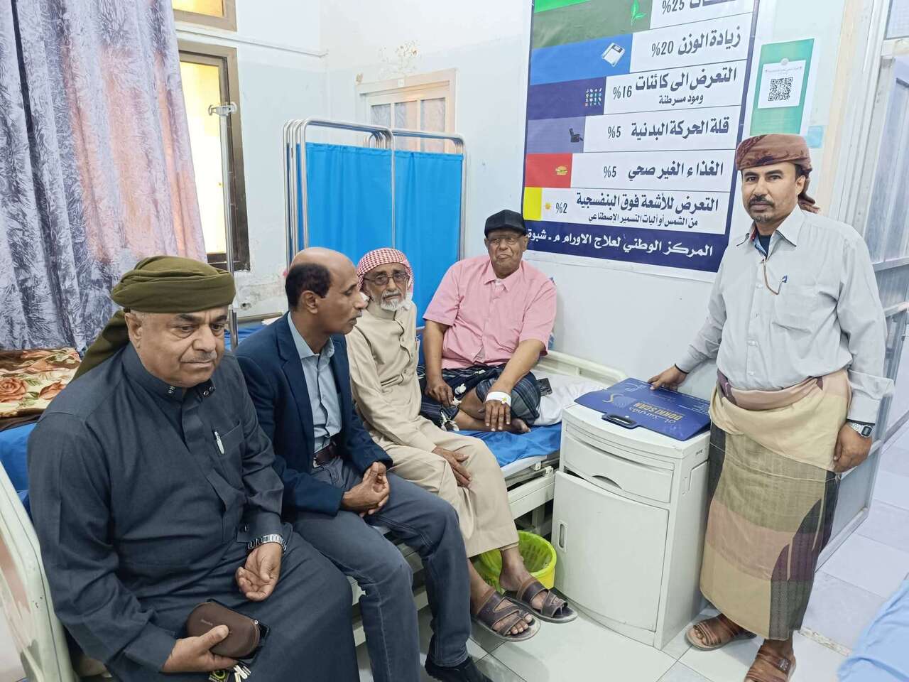 مدير مكتب التربية والتعليم م/ شبوة يطمئن على صحة التربوي القدير أ. ناصر عبدالله سالمين* #عدن_الحدث 