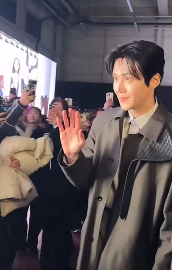 You may think this sounds unnecessary or overly emotional, but when I see him there, surrounded by so many people, with the flashes and the cheers, my heart swells with pride. No matter how distant a star he may be, I love him as if he were the most precious member of my family.