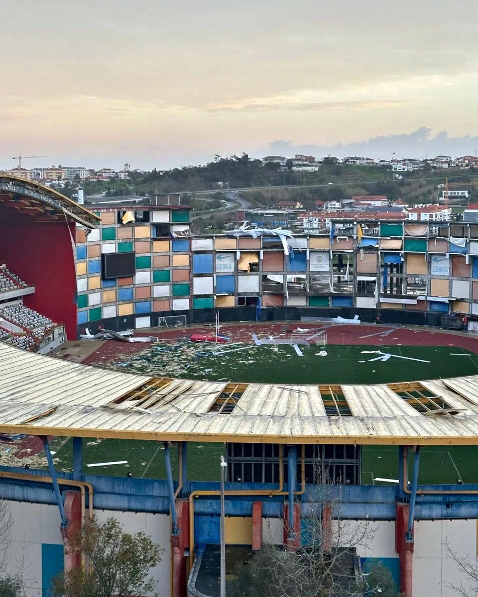 B24PT's tweet photo. O estádio de Leiria ficou parcialmente destruído com a passagem da depressão Kristin 😳 https://t.co/405yovOMUv