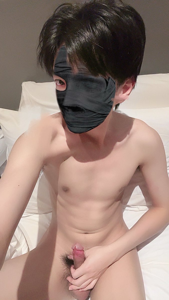 弟弟在房间打飞机✈️满头大汗
精液射在金主买的原味高弹🩲上