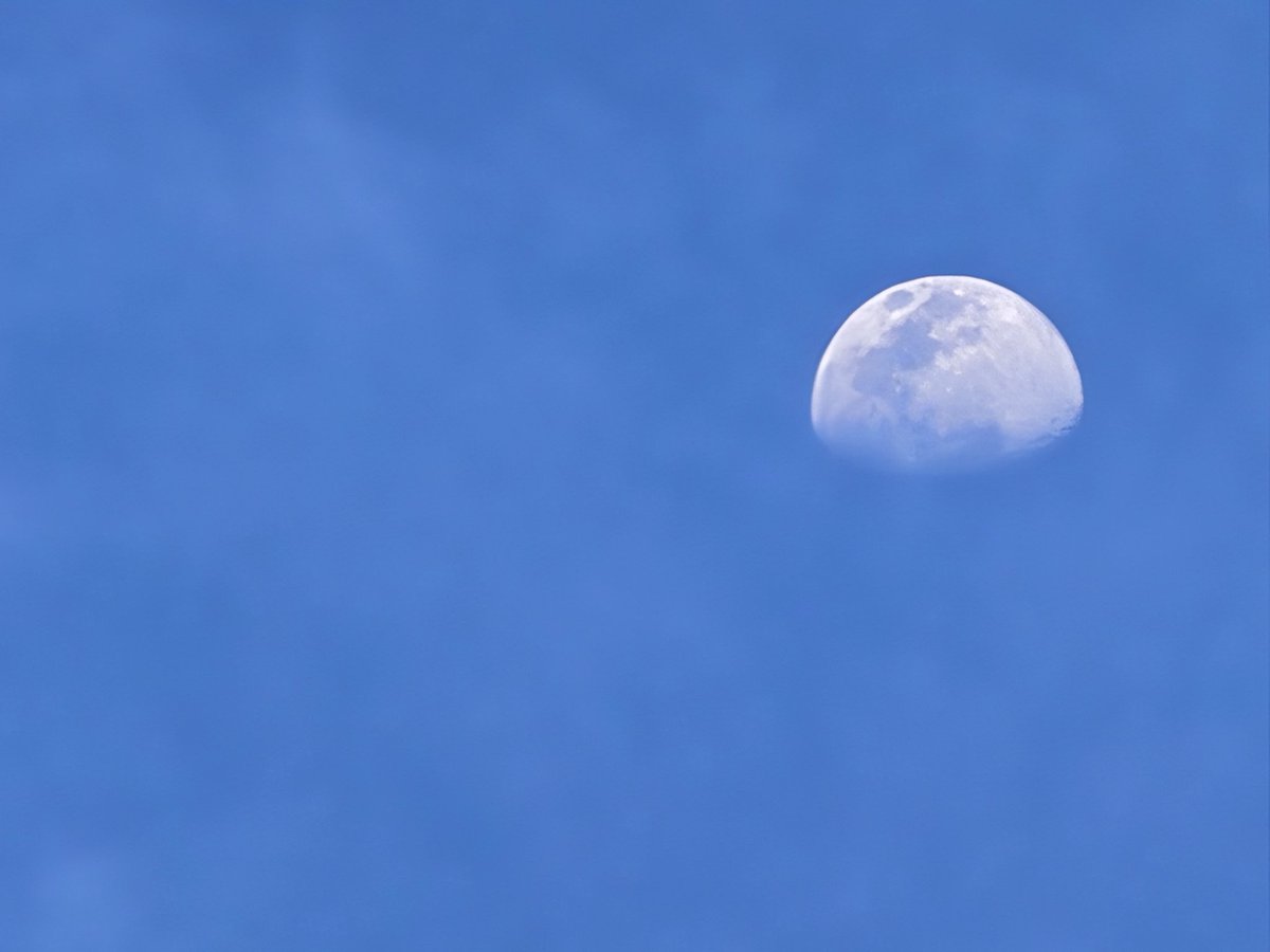 คนอื่นจะมองว่าพระจันทร์เว้าแหว่งหรือหม่นแสงแค่ไหน... นั่นก็เป็นเพียงสายตาของเขา แต่ความจริงคือพระจันทร์ยังคงเป็นพระจันทร์ และมันยังคงงดงามในวิถีของตัวเองเสมอ อย่าเอาบรรทัดฐานของคนอื่นมาวัดคุณค่าในใจคุณเลยนะ เพราะคุณคือคนเดียวที่รู้ว่า... แสงในตัวคุณสวยงามแค่ไหน...🌗🌙