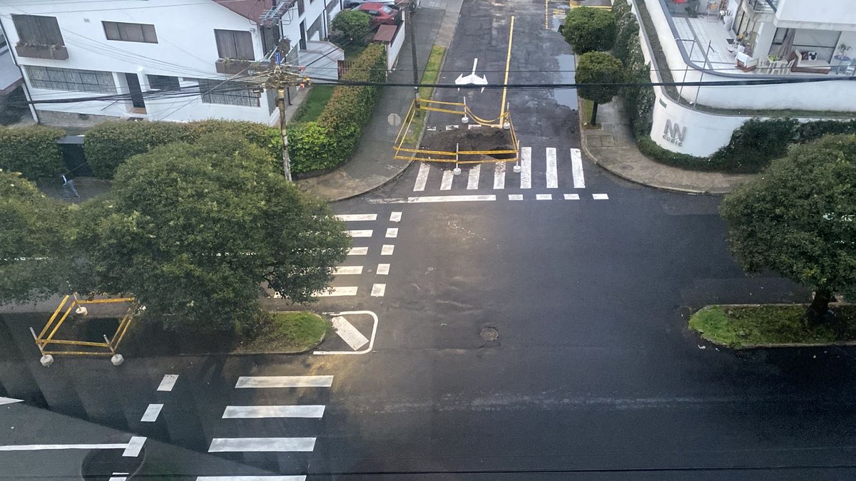En la calle donde vivo, hace pocos meses hicieron un así llamado bacheo técnico, que dejó la calle en buen estado. Una semana más tarde abrieron una zanja que rompió el pavimento a lo ancho de una de las dos direcciones. Hace una semana terminaron la señalización de la avenida.