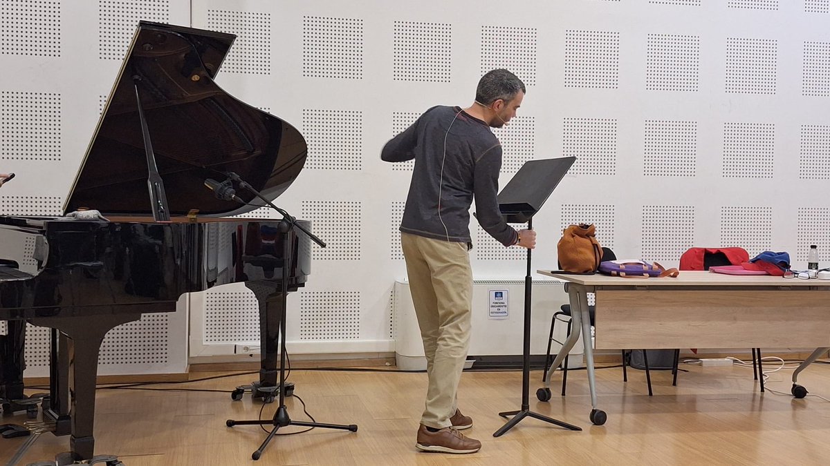 Hoy dos de nuestras compañeras, Isabel y Alicia, están en una sesión de formación sobre la actividad “Cantamiradas” una actividad musical que nuestros alumnos mayores ya están preparando a y disputando para poder presentarla en el auditorio Miguel Delibes en el tercer trimestre.