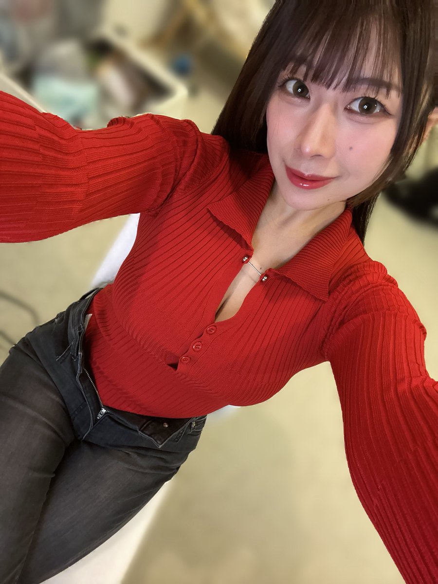 ジーパン撮影でしか履かないから超レアだよん🥹お姉さんぽい？🥹
(お昼ご飯後でお腹パンパンでチャック全開なの今気づいた見逃してね( ᴖ ̫ᴖ ))