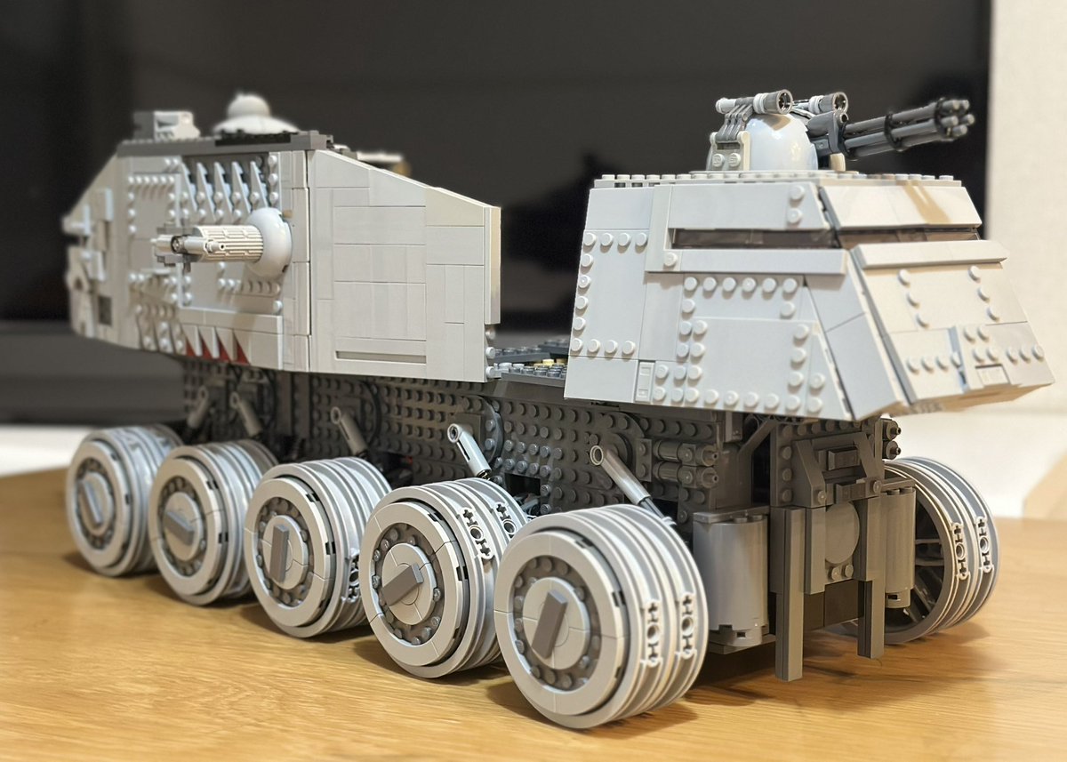 ジャガーノート進捗
久しぶりの1日中レゴできる休みだったのでだいぶ進んだな！