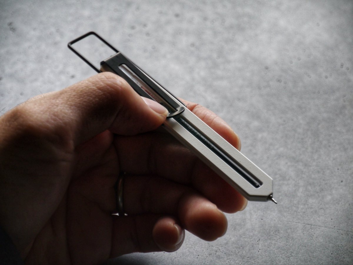 pen typeCを主張先に持っていった。
現場視察時にメモを取る機会が多く、手帳の書き出す位置に筆記できる状態で挟めて使用していた。
ペン先は露出するもののノートを汚すこともなく、タイムロス無く使用が出来てかなり便利だった。