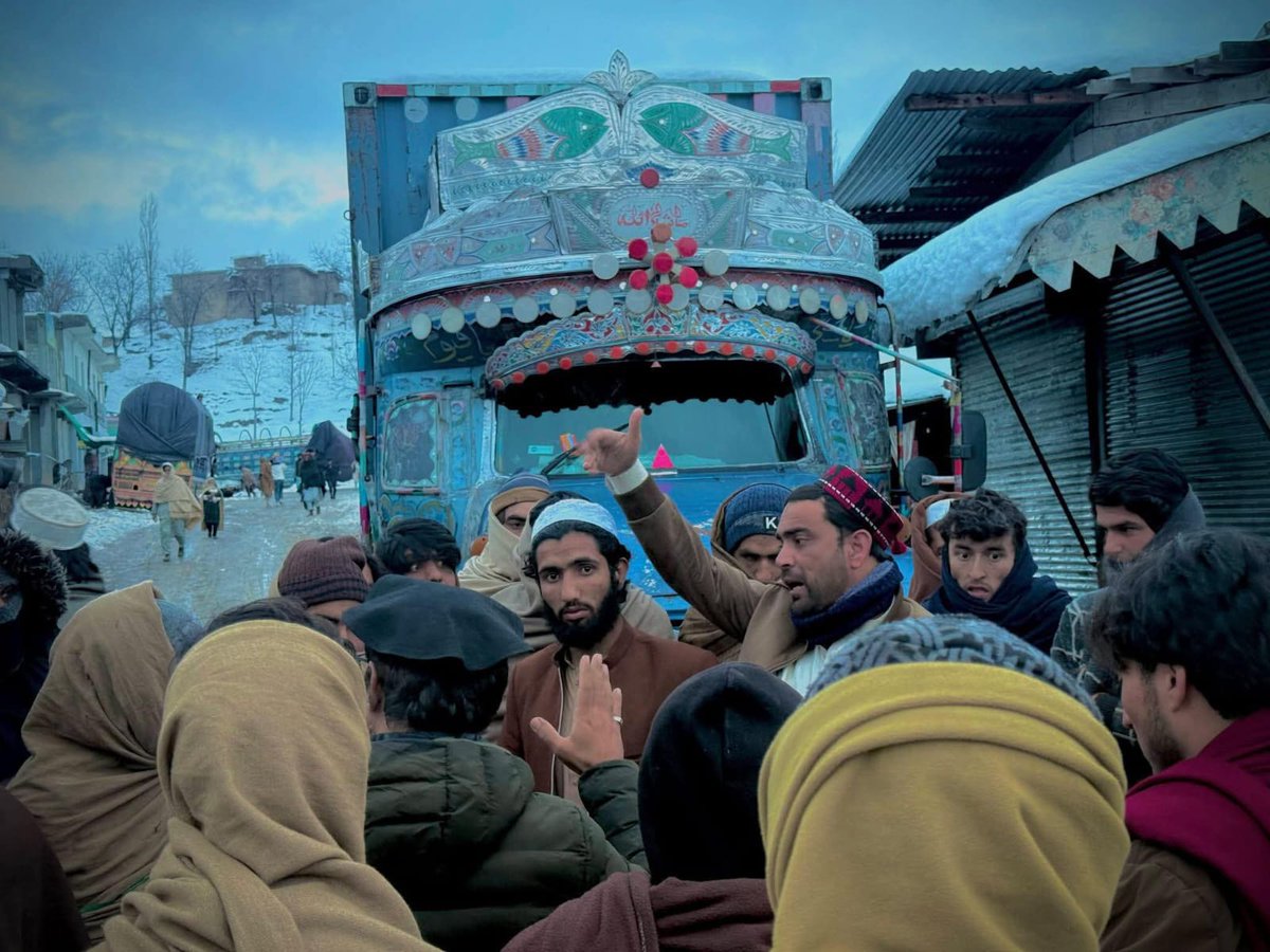 ptm_momand's tweet image. Today, Members of the #PTM central and supporting committees,on the directive of PTM leader #ManzoorPashteen are spending days &amp;amp; nights with the victims of Tirah—serving them in extreme cold and standing shoulder to shoulder with their people.
#FrozenToDeathInTirah
@amnesty @hrw