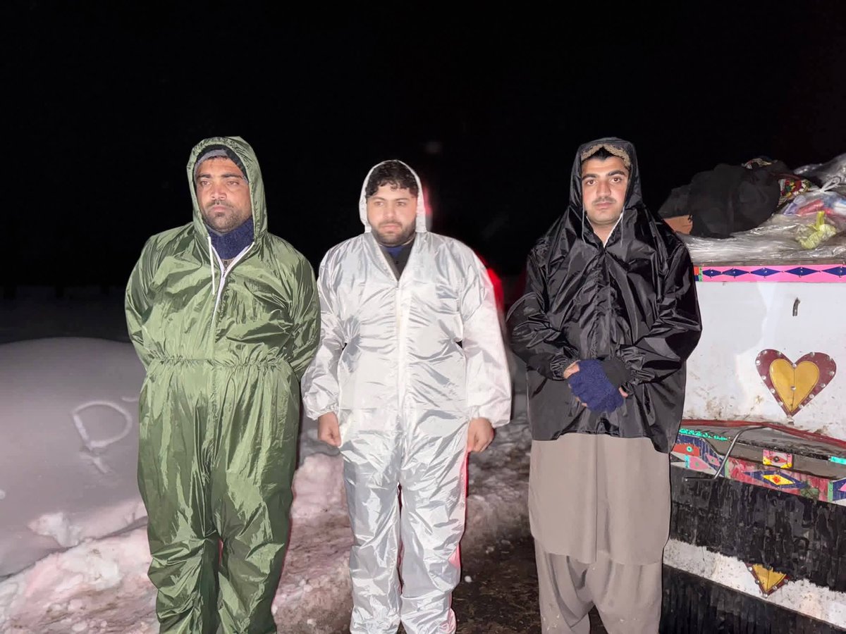 ptm_momand's tweet image. Today, Members of the #PTM central and supporting committees,on the directive of PTM leader #ManzoorPashteen are spending days &amp;amp; nights with the victims of Tirah—serving them in extreme cold and standing shoulder to shoulder with their people.
#FrozenToDeathInTirah
@amnesty @hrw