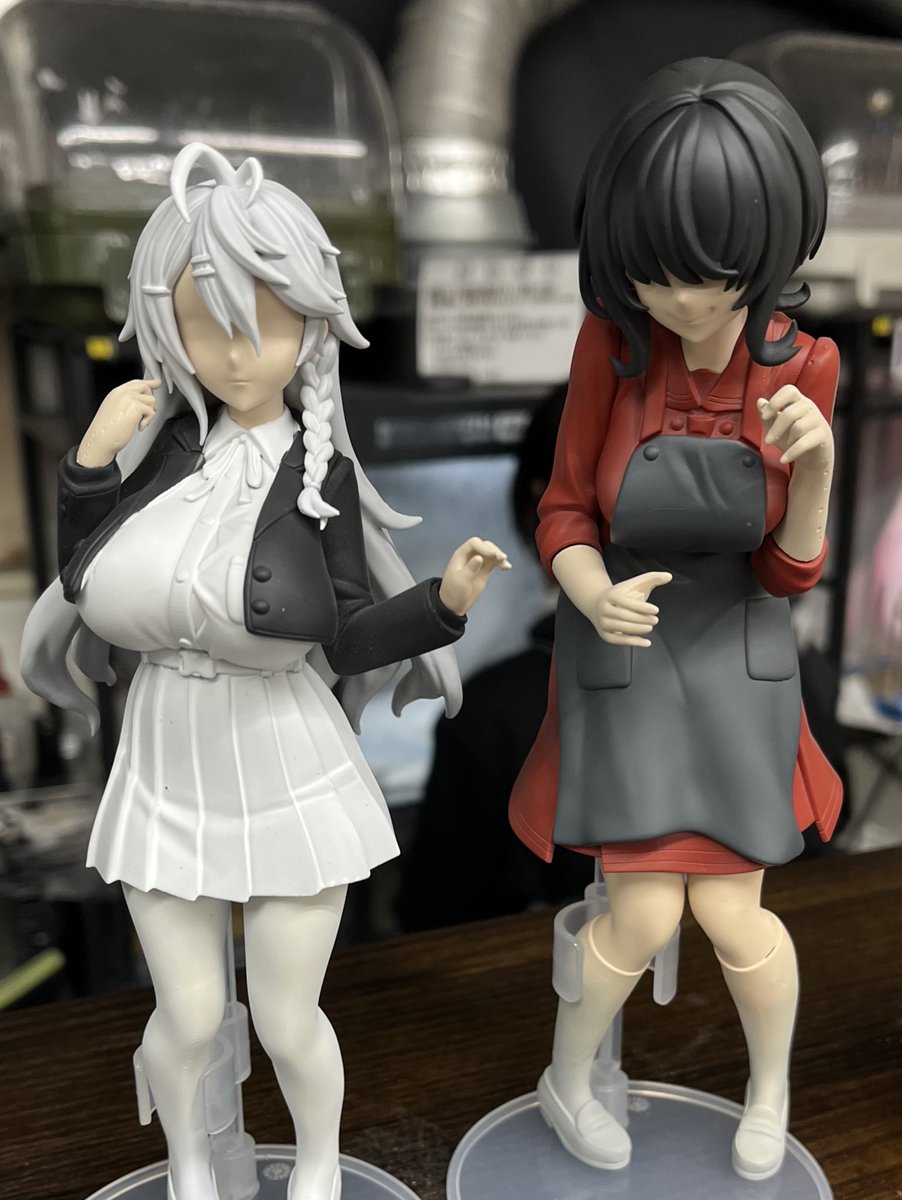 WFの展示品を準備してきたー🤟🏻🥰
（左）白髪エマちゃん　（右）目隠れアオイちゃん
私はこんな感じで塗ってるけど、WFでお迎えして頂けたら、好きな色で塗ってみてね😉👍✨✨✨