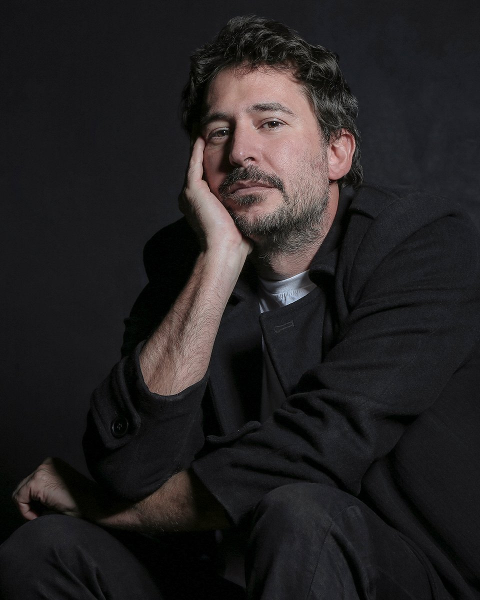 Protagonizado por Verónica Llinás y Peter Lanzani, se viene un thriller político que retrata la infiltración de un oficial de alto rango en los grupos que reclamaban por sus familiares detenidos, y que devino en una resistencia civil inédita en la historia argentina. Dirigido por