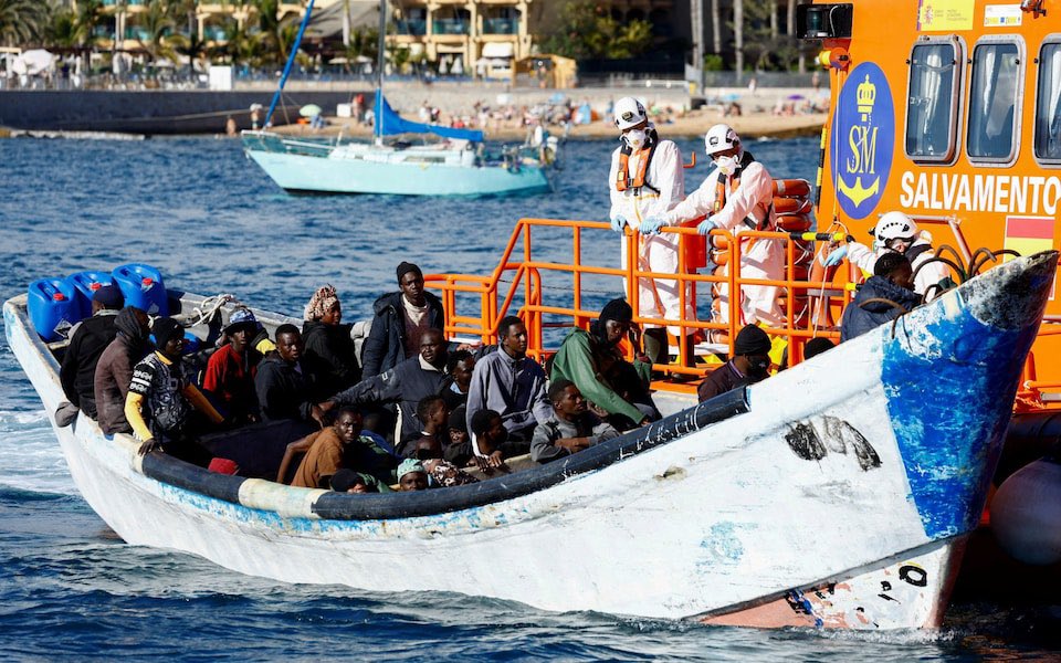 Spanje gaat migranten die illegaal in het land verblijven een verblijfsvergunning van een jaar geven. Dat heeft de regering aangekondigd. Volgens de Spaanse regering komen honderdduizenden mensen potentieel in aanmerking voor de regeling.