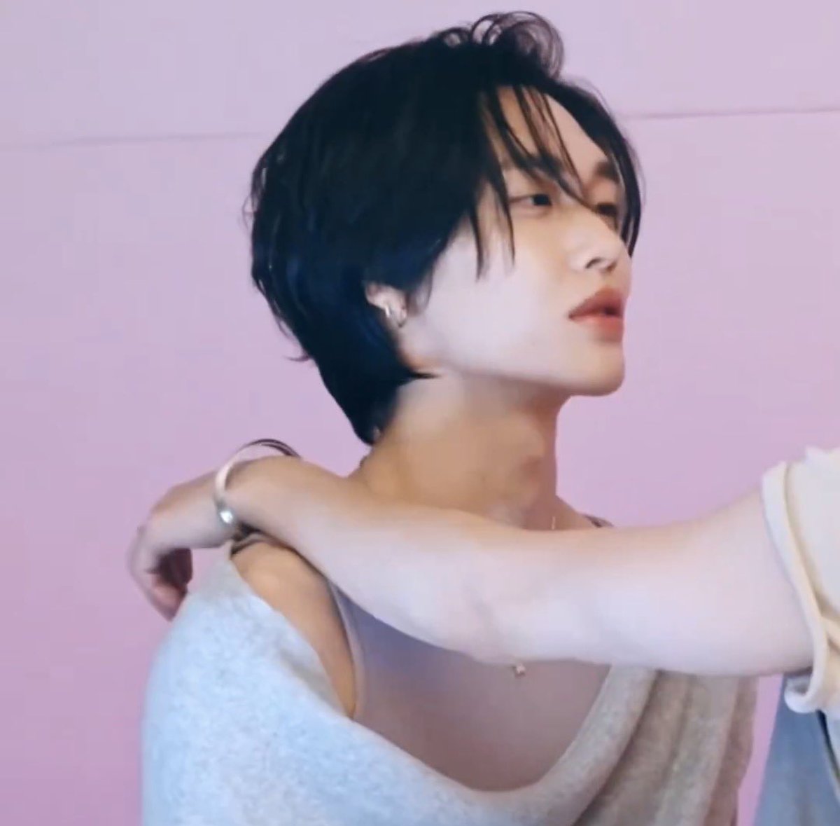 이 초필살눈빛 뭔데
종일 징징거리는 애 노룩패스로
안 돼 안할거야~ 안해줄 거야~
하는데 조용해져서 보면
이러고 눈 풀고 쳐다보고있음
바로 어깨에 손 올라감
왜…왜 그런 눈인데 너 또…(맘약해짐)