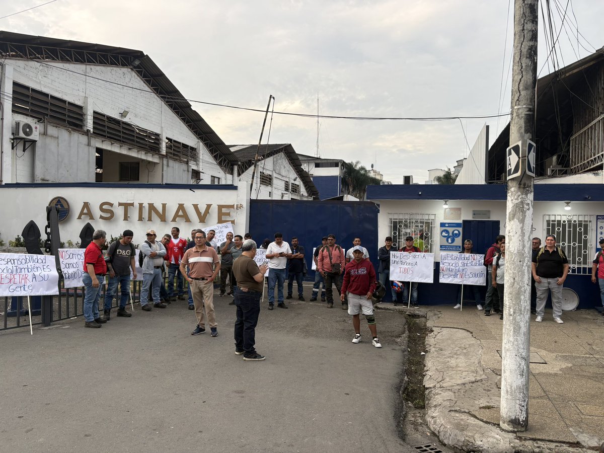 FTPPEcuador's tweet photo. Los trabajadores de empresa pública astilleros navales del Ecuador, declaran huelga debido al incumplimiento de obligaciones patronales. Precarización laboral falta de cumplimiento de los acuerdos. la huelga la ejercen dentro del pliego de peticiones presentado. https://t.co/waSdejvRKx