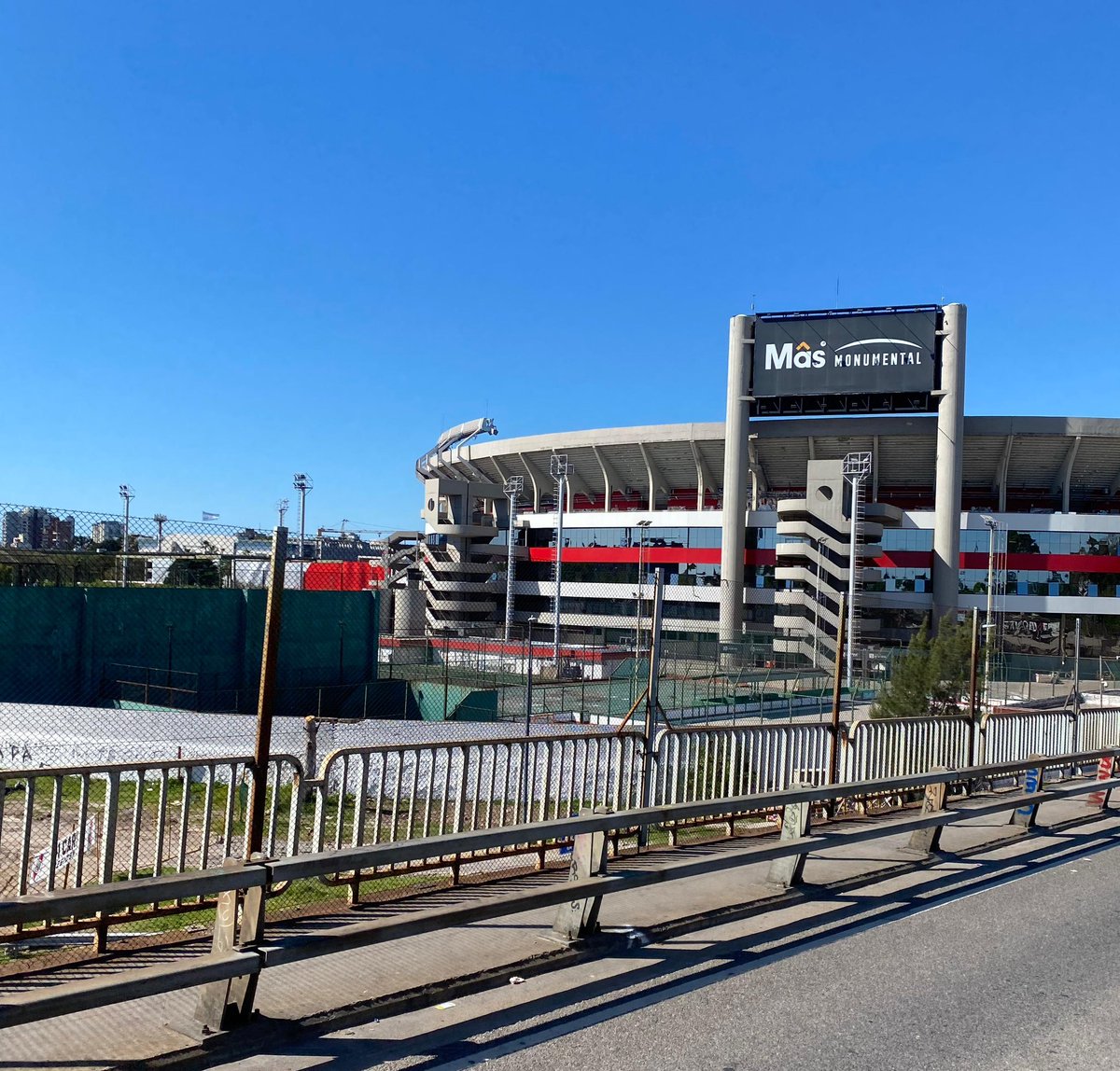 🏟️ NUEVO ACCESO: los hinchas de River que tengan entrada para los distintos niveles de la tribuna Centenario ahora también podrán entrar al Monumental a través del Puente Labruna.