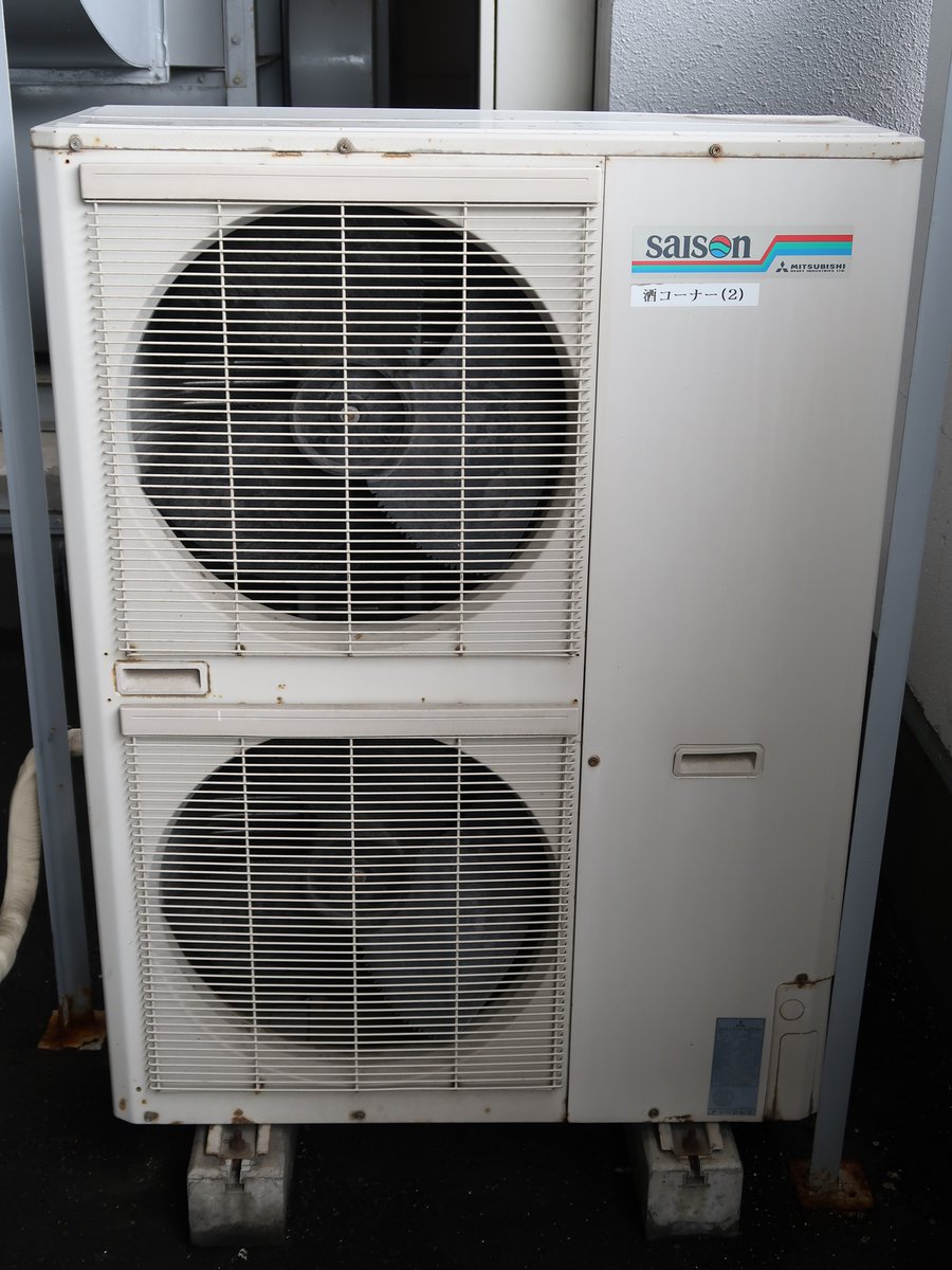 三菱重工パッケージエアコン
FDCJ140HD

今まで撮影した中で最も状態が良いHD。
横形スクロール圧縮機を搭載したHAの後継として1998年に発売されたHDは販売期間が短かったレア機ですが、ファンガードは現行のセゾンらしさがありますね。

#室外機