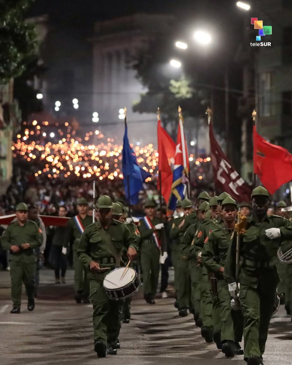 "Cuando hay muchos hombres sin decoro, hay siempre otros que tienen en sí el decoro de muchos hombres...
En esos hombres van miles de hombres, va un pueblo entero, va la dignidad humana."

José Martí