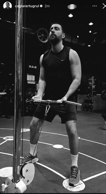 Bizimkisi bir aşk hikayesi
Siyah beyaz film gibi biraz
 #ÇağlarErtuğrul <a href="/CaglarErtugrul/">Caglar Ertugrul</a>