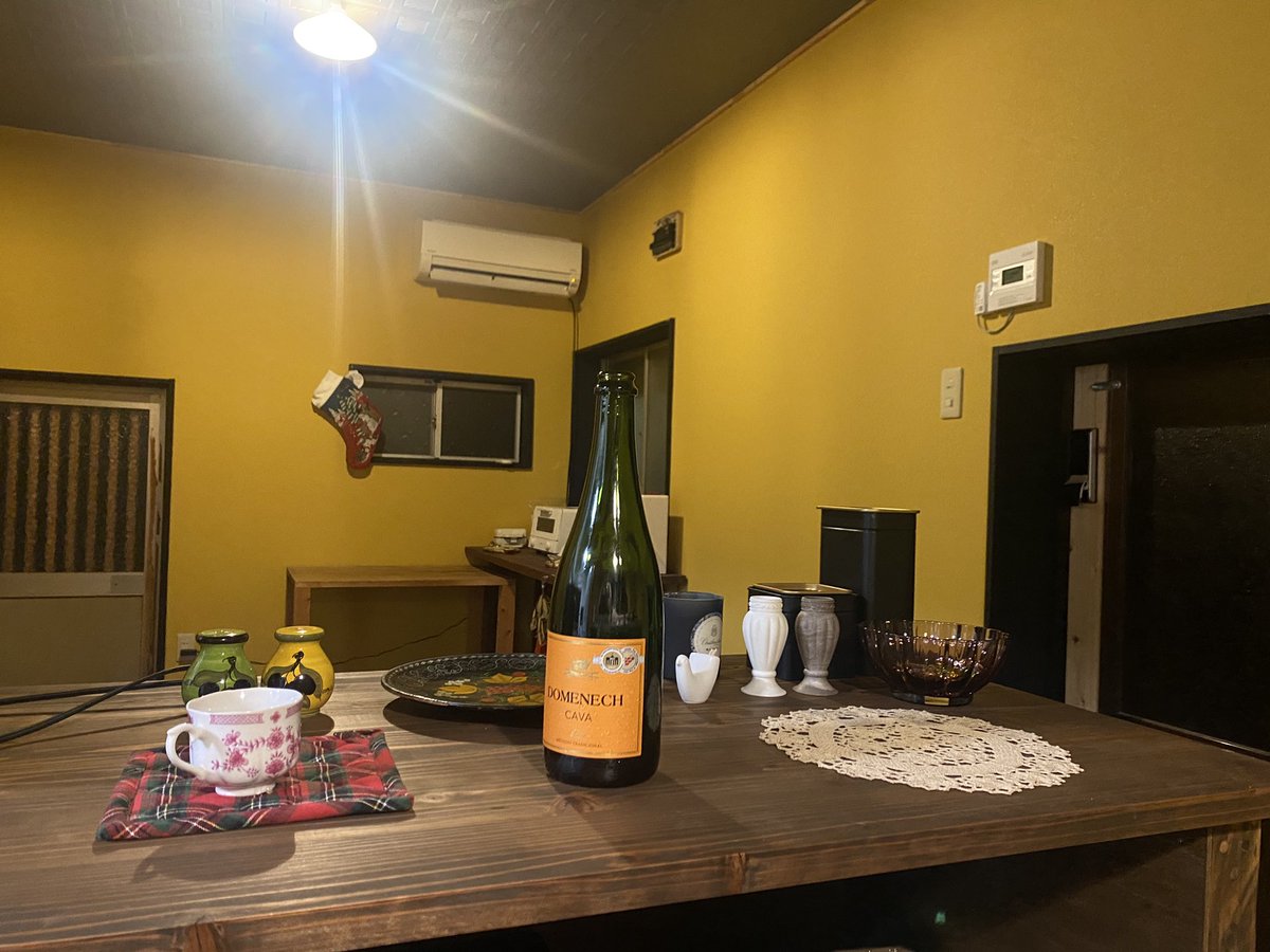 コジケンが作ってくれた中で今のところ一番好きな場所が
キッチンカウンター。
朝のコーヒーから昼過ぎのお茶、
そして夜のアルコールまでここがいい。
向かいに誰もいないけど誰かいてくれてるお店みたいなテイで過ごしてる…
楽しすぎる。。。。。
座らない、立っている、楽しい。