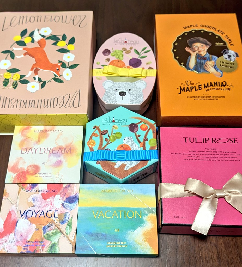orngdd's tweet photo. 人生初のアムール行ってきた。
チョコのブランド分からんので、友人が並んだところに並んでみたり、紙袋持ってる人よく見かけるお店に並んでみたり。凄い人だったなぁ。
六角形のやつは2個買ったんだけど、1万あればそれなりに買えるっしょって軽い気持ちで行ったら全然だった。ひゃー。 https://t.co/f9yiGoJ5xm