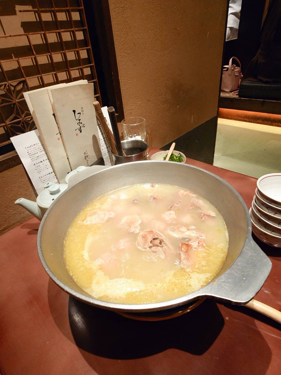 saitonobukatsu's tweet photo. 業者メンバーと新年会でした〜　
やはりここの水炊きは最高✌️
#水炊きしみず https://t.co/3vIVo6S2PB