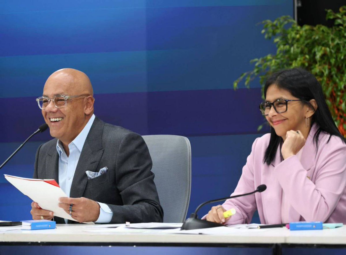 Lo dijo <a href="/delcyrodriguezv/">Delcy Rodríguez</a>: 
«Que Venezuela sea un gigante. Que seamos gigantes productores de petróleo, porque ya basta el título de tener las mayores reservas y que eso no se traduzca al desarrollo para Venezuela, ya basta eso»
#PuebloUnidoEnRevolución 

<a href="/maperezpirela/">Miguel Ángel Pérez Pirela</a>