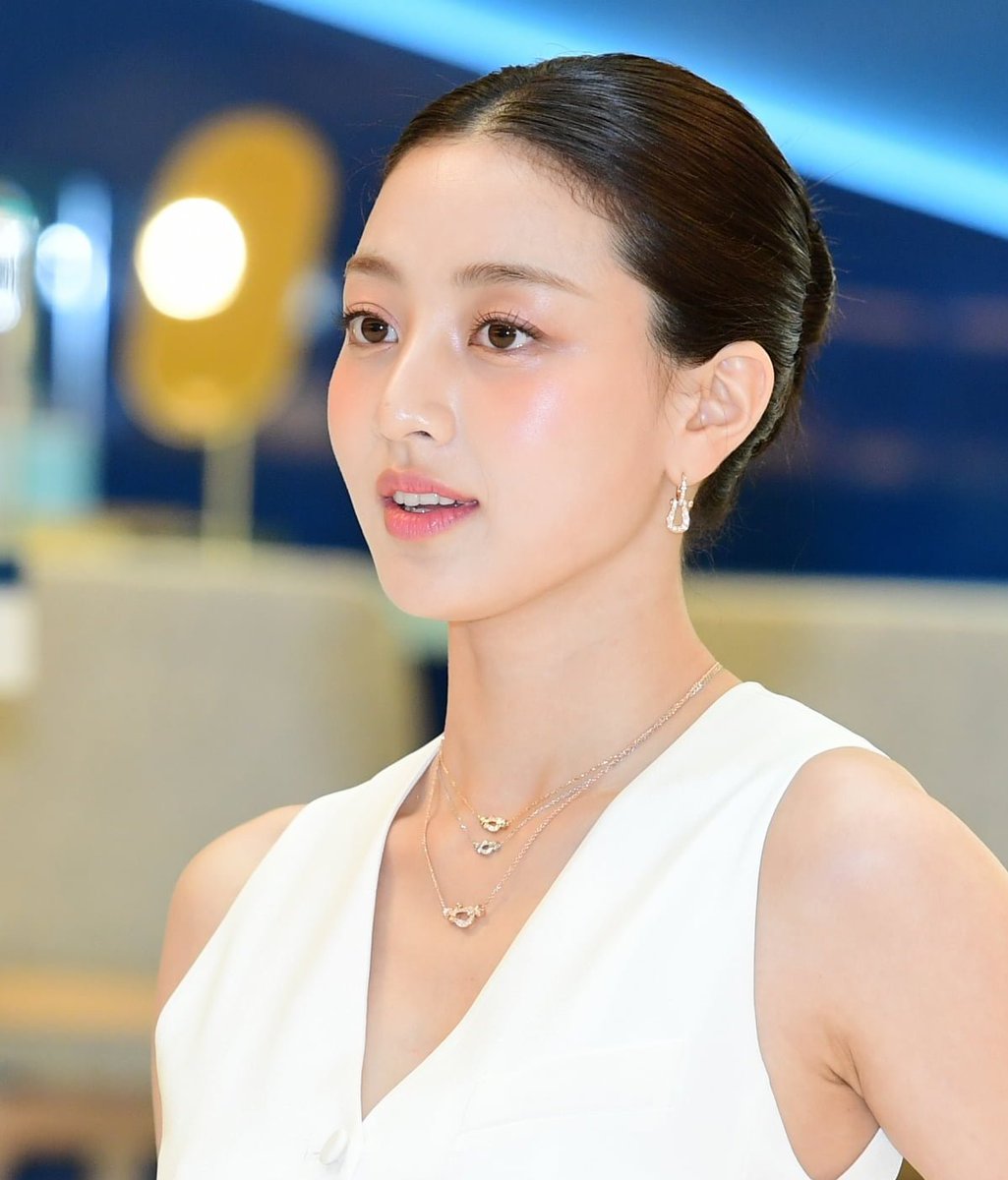 loveparkjihyo's tweet image. This is how you age when you're unproblematic