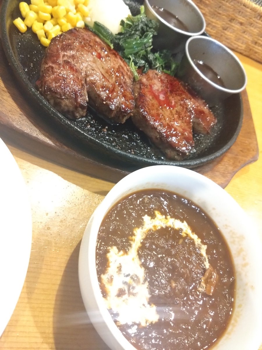 KitanoHatch's tweet image. こないだの週末に食べたランプステーキと牡蠣美味しかった…( ´ ཫ ` )