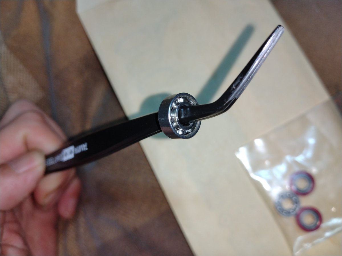 2424Fishman's tweet image. ベアリングのチェックは、
h1方向、a1方向共に、
軽負荷を掛けて回さねば解らぬよ
タケノコ形状のあれは全くクソの役にも立たん
ぶっちゃけるとタミヤのピンセットが一番である
リテーナーや玉の摩耗があると、
こうすると異音振動、回転停まりがイチコロで解る