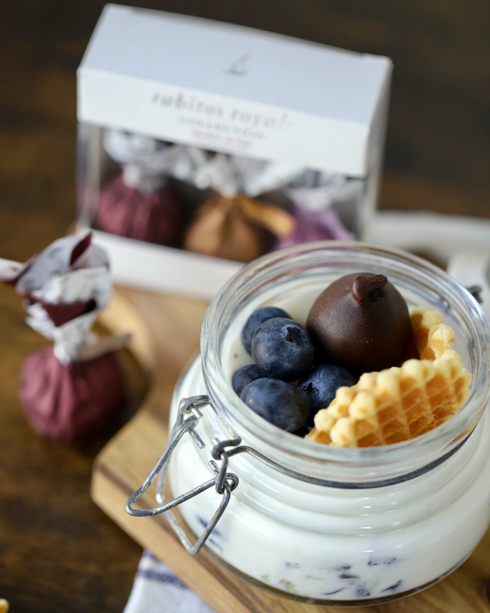 rabitosroyale's tweet image. ¡Prepara un rico yogur con arándanos y el toque de nuestros deliciosos #Rabitos Dark!
-
Prepare a tasty yogurt with blueberries and the touch of our delicious #RabitosRoyale Dark!

#BombonesDeHigo #ChocolateFigBonbon #ParfaitDeYogur #parfait #yogur #chocolate #bombones #bonbons