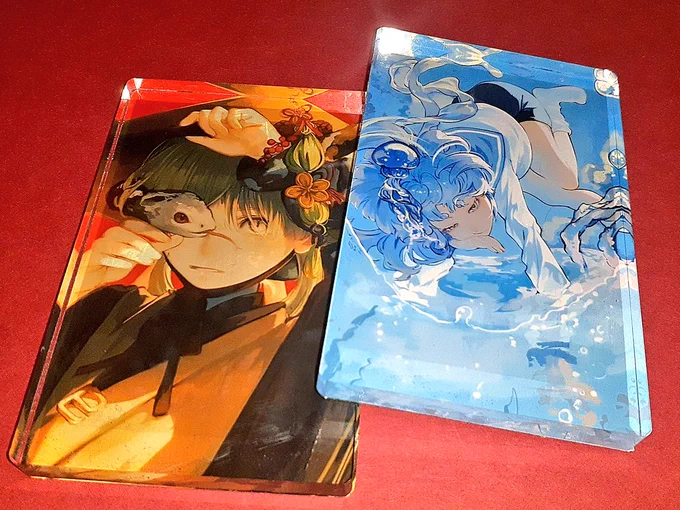 ダイソーで買ったアクリルブロックにお気に入りの絵を貼ってみた。