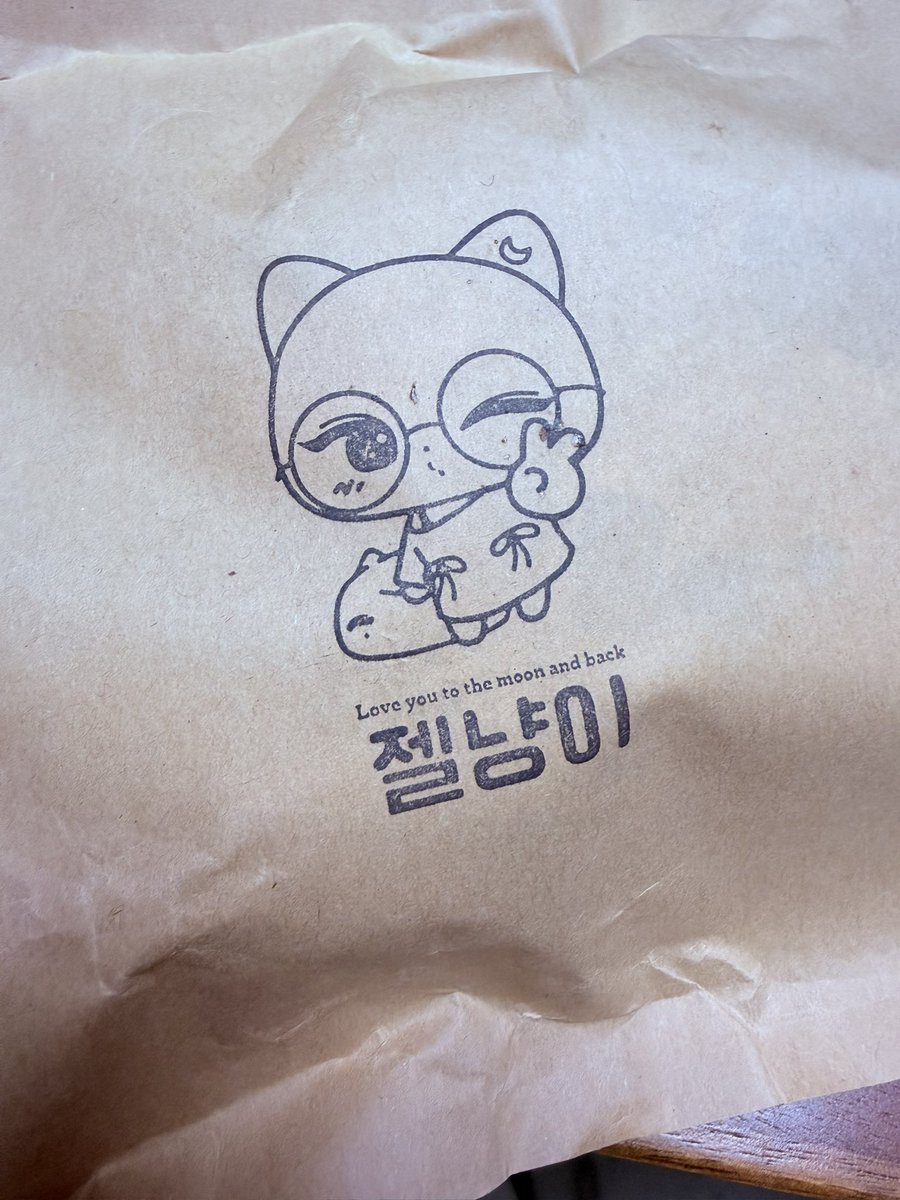 집에 돌아오니 젤냥 힐링중
귀여워 죽겄네🌙 #giselle #지구젤리버블